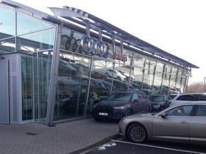 Rekonstrukce mycí linky v autosalonu AUDI Teplice. Oprava a hydroizolace
stěn a podlah, nové provedení odtokového žlabu. Lepení obkladů a dlažby
včetně spárování.